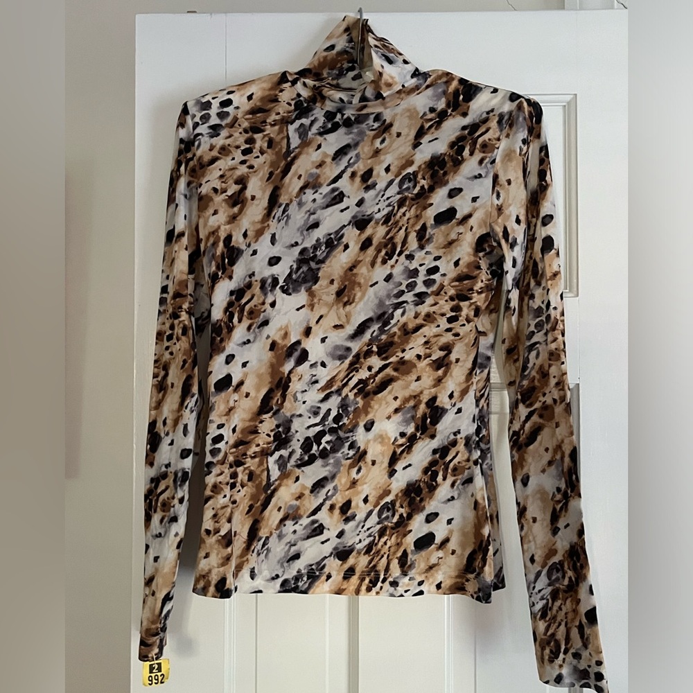 ST JOHN leopard animal print turtleneck, long sleeve stretchy top – fabulous!
